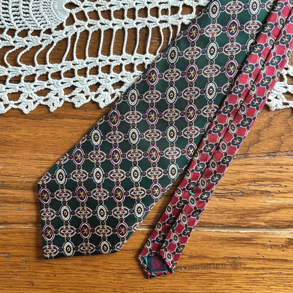 Vintage‎ Tommy Hilfiger Mens Tie Green Burgundy Crest Medallion Italian Silk